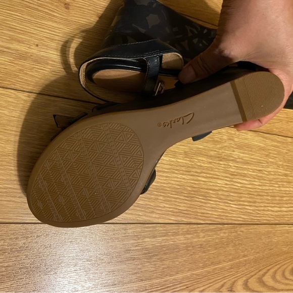 Black platforms. - Picture 2 of 7